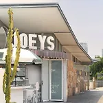 Family & Group Getaway - 5 Bedrooms, 12 Guests