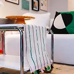 Apartment Stylish Twin Q Beds Sleep 4 Budget Friendly Brisbane
