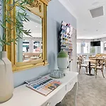 Manor Apartment Hotel