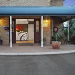 Coopers Colonial Motel