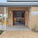 Coopers Colonial Motel