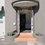 Hampton Court Apartments