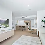 Poolside At 28 Luxe Newstead Work-relax-play Apartment *
