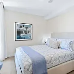 Poolside At 28 Luxe Newstead Apartment Work-Relax-Play