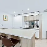 Poolside At 28 Luxe Newstead Work-relax-play Apartment *