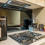 Rooftop Pool Spa With Gabba And Cbd Views