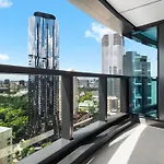 L19 Spacious Apt, Wi-Fi, Parking By Stylish Stays