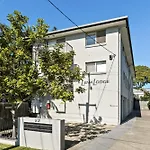 Charming 3-Bed Apartment Near Local Shops