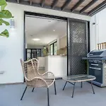 Apartment East Village Collective Poolside Urban Ease 15 Min To Airport *
