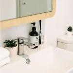 Twin Retreat With Views @ One Apartment