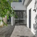 Modern Retreat Two Ensuite Bedrooms And Walk To Shops