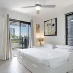 Sophisticated 2-bed With Alfresco Dining Apartment *