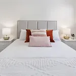 Cosy Unit With Parking Near New Farm Park & River