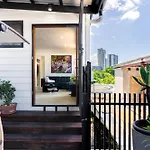 Sophisticated 2-bed With Alfresco Dining Apartment *