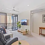 Cosy 1-Bed With River Views Pool Gym & Bbq