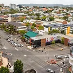 Impeccable 2-Bed With Pool & Outdoor Dining