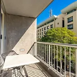 Quirky Cbd Studio With Pool Sauna And Balcony