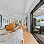 Deluxe 4-Bed Home With Pool & Fire Pit