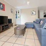 Stylish New Farm Retreat W Parking Walk Cafes & River