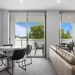 Sleek 2-Bed With Balcony And Communal Bbq Area