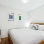 Bright 1-Bed With Great Views & Amenities