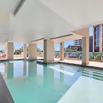 2-Bed City Abode With Swimming Pool Gym & Views