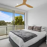 Sleek 2-Bed With Balcony And Communal Bbq Area