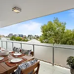 Sleek 2-Bed With Balcony And Communal Bbq Area