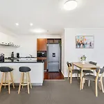 2-Bed City Abode With Swimming Pool Gym & Views