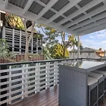 Family-Friendly 3-Bed Apartment In New Farm