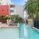 Vibrant 2-Bed Apartment With Pool And Gym Access