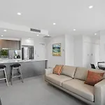 Sleek 2-Bed With Balcony And Communal Bbq Area