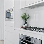 Cbd High-Rise 1-Bed With Pool, Gym & View