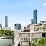Central South Brisbane Stay With Pool Access