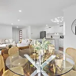 Retreat With Parking Close To Greenslopes Hospital *