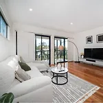 Urban Luxe Retreat 3-level Stylish Near Cbd Holiday home