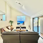 Steps From Sunnybank Hills Shopping Spacious Holiday home *