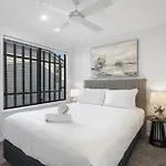 Retreat With Parking Close To Greenslopes Hospital