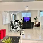 Steps From Sunnybank Hills Shopping Spacious Home