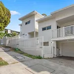 Modern Family Oasis Luxe With Balcony Ac And Backyard)