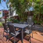 Urban Luxe Retreat 3-level Stylish Near Cbd Holiday home