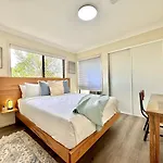 Steps From Sunnybank Hills Shopping Spacious Holiday home Brisbane
