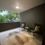 Urban Retreat - Shared With Queen Bed And Private Ensuite Homestay *