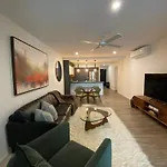 Urban Retreat - Shared With Queen Bed And Private Ensuite Homestay