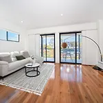 Holiday home Urban Luxe Retreat 3-level Stylish Near Cbd *