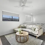 Holiday home Retreat With Parking Close To Greenslopes Hospital