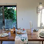 Steps From Sunnybank Hills Shopping Spacious Holiday home Brisbane