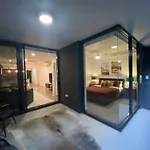 Urban Retreat - Shared With Queen Bed And Private Ensuite Homestay Brisbane