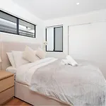 Urban Luxe Retreat 3-level Stylish Near Cbd Holiday home