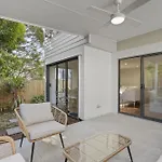 Retreat With Parking Close To Greenslopes Hospital